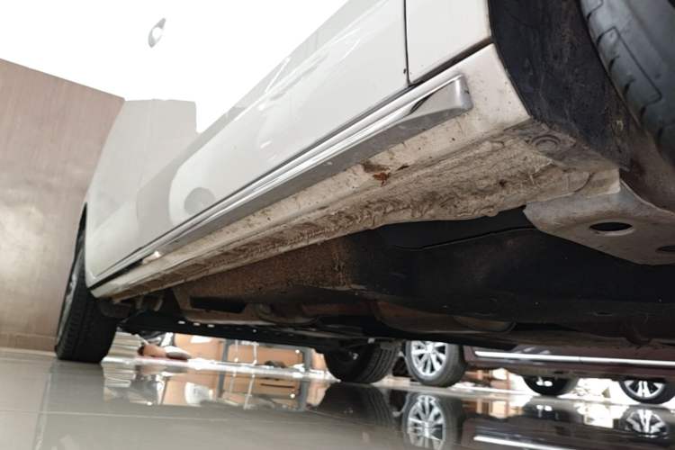 Used Buick GL8 2023 Land Executive Class Comfort Model Right Side Sill