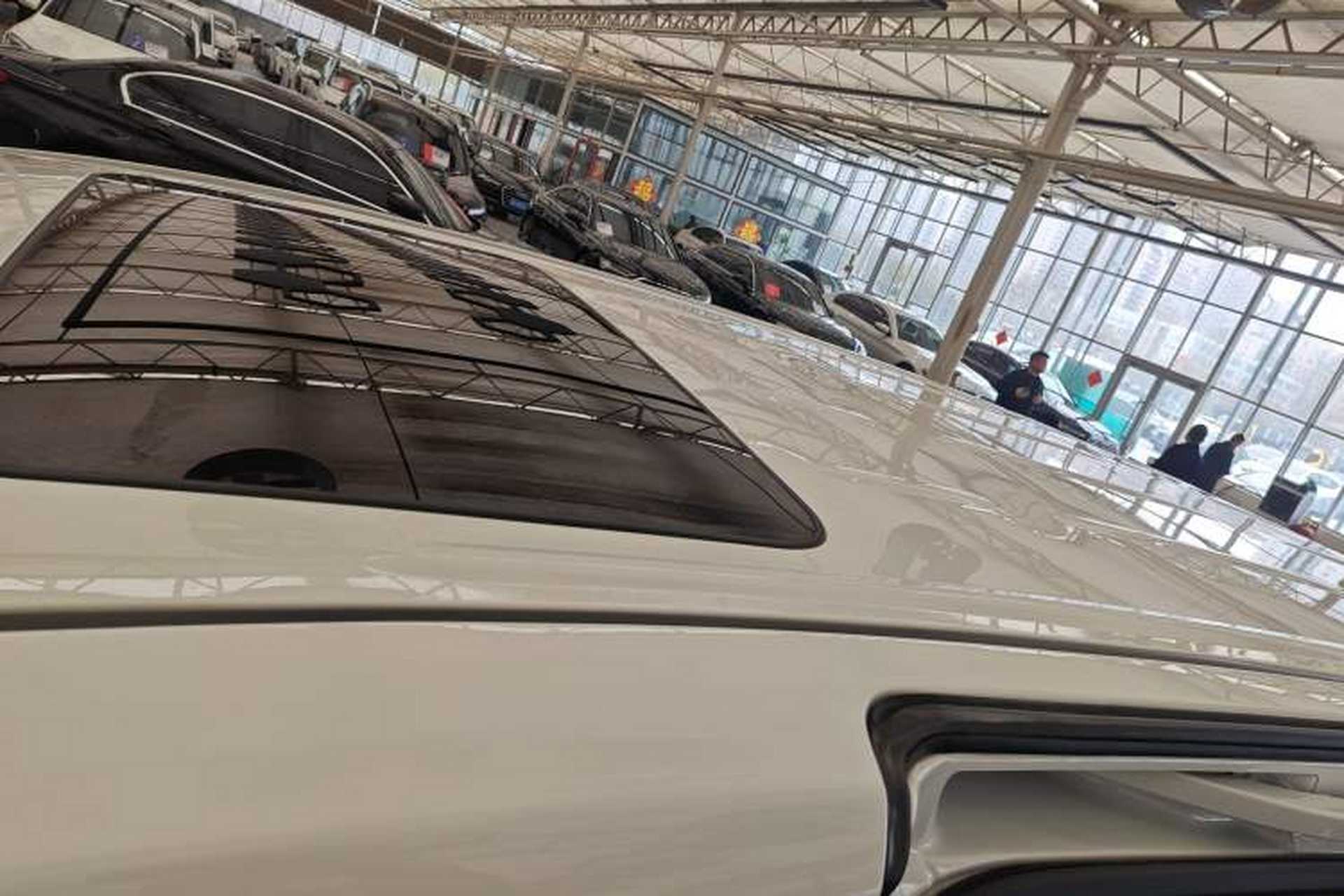 Used Buick GL8 2023 Facelifted Land Cruiser Executive Luxury Version Roof