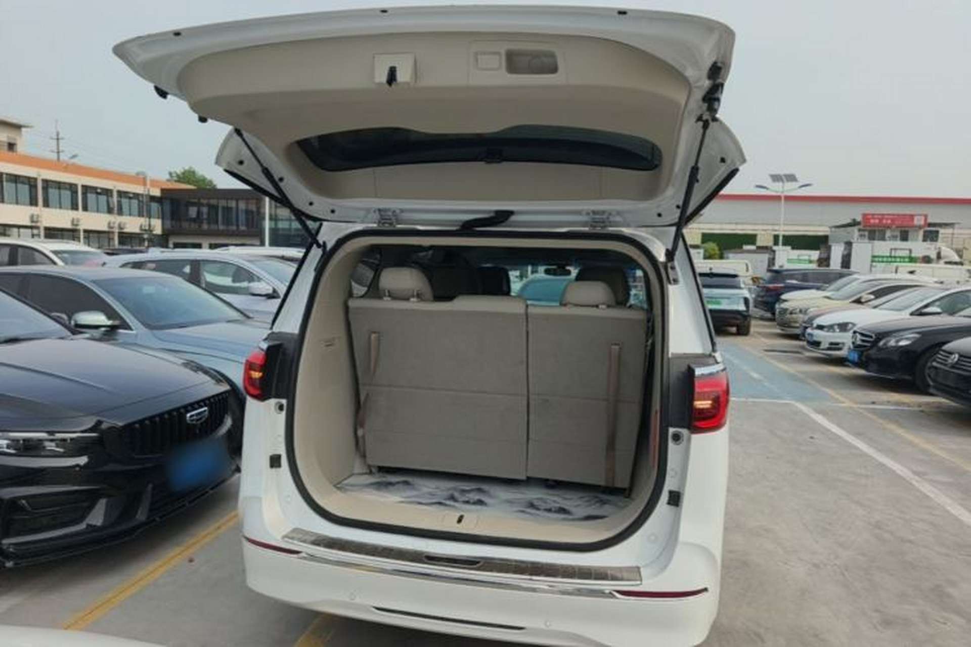 Used Buick GL8 2023 ES Lu Zun Comfort Model Trunk