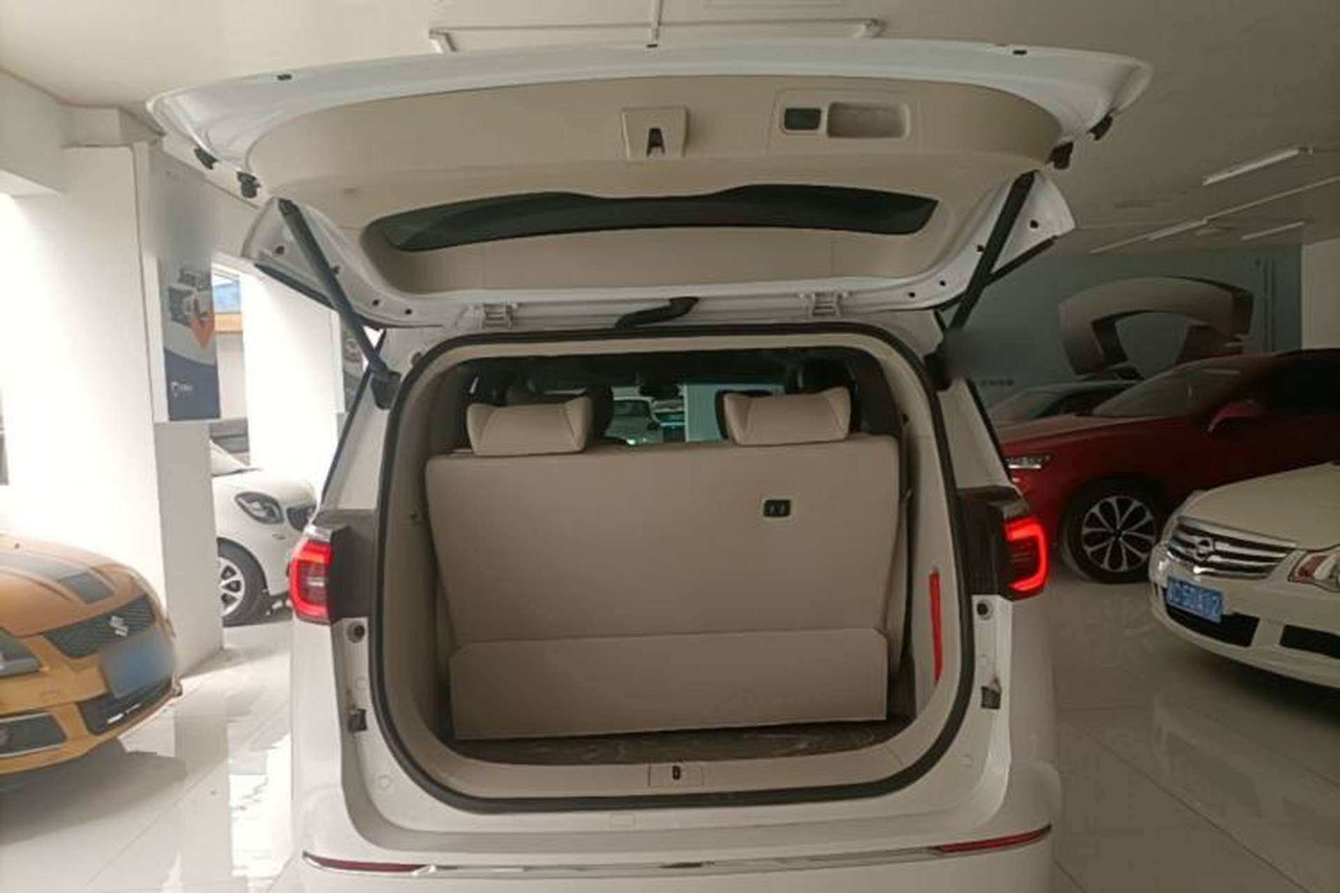 Used Buick GL8 2023 ES Lu Zun Comfort Model Trunk