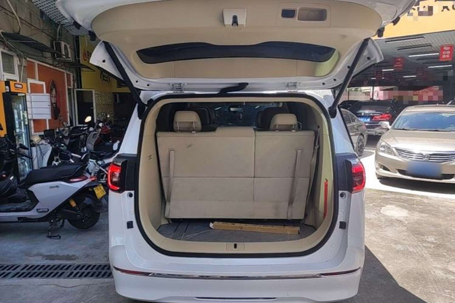 Used Buick GL8 2023 ES Lu Zun Flagship Model Trunk
