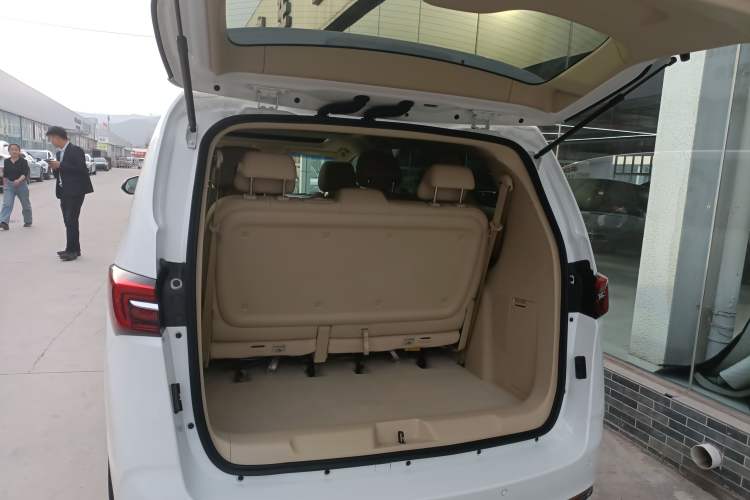 Used Buick GL8 2023 Facelifted Land Cruiser Executive Luxury Version Trunk