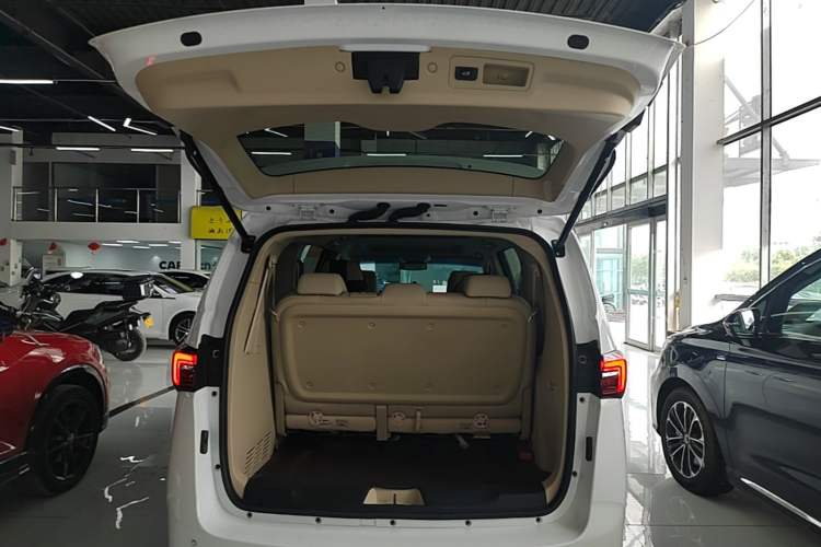 Used Buick GL8 2023 Facelifted Land Cruiser Executive Luxury Version Trunk