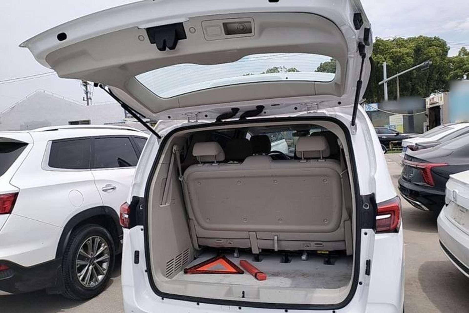 Used Buick GL8 2023 Land Executive Class Comfort Model Trunk