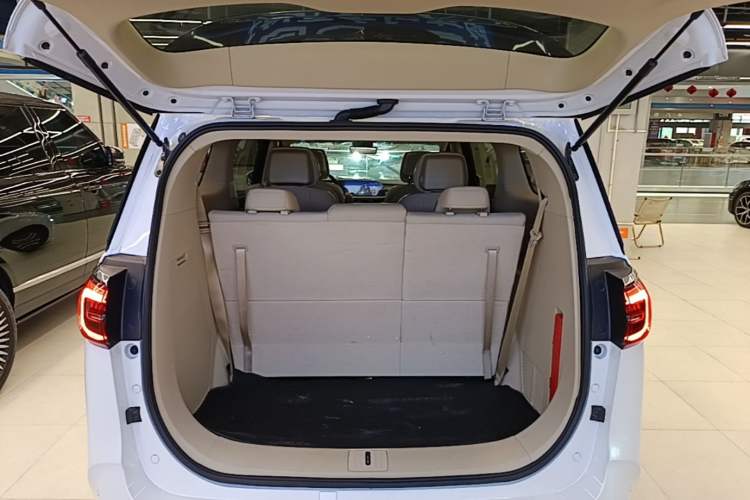 Used Buick GL8 2023 ES Lu Zun Deluxe Model Trunk