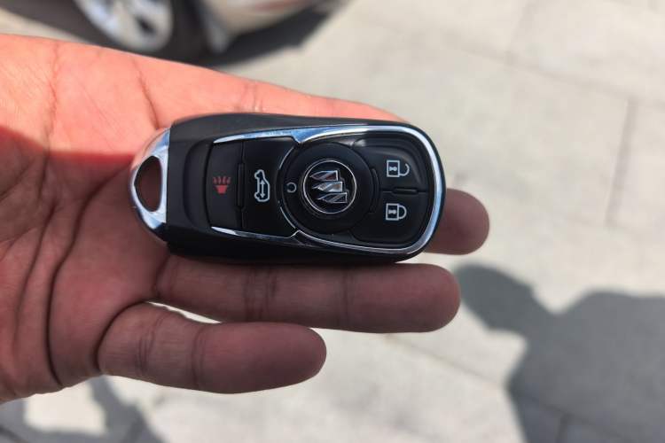 Used Buick GL8 2023 Facelifted Land Cruiser Executive Luxury Version Vehicle Key