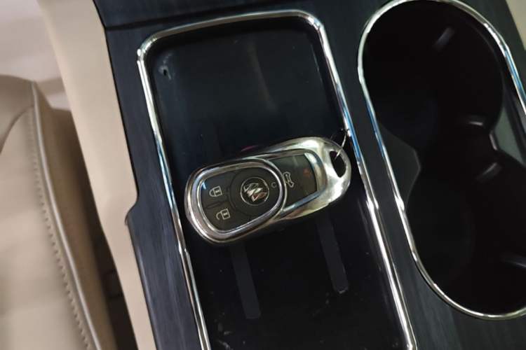 Used Buick GL8 2023 Facelifted Land Cruiser Executive Luxury Version Vehicle Key