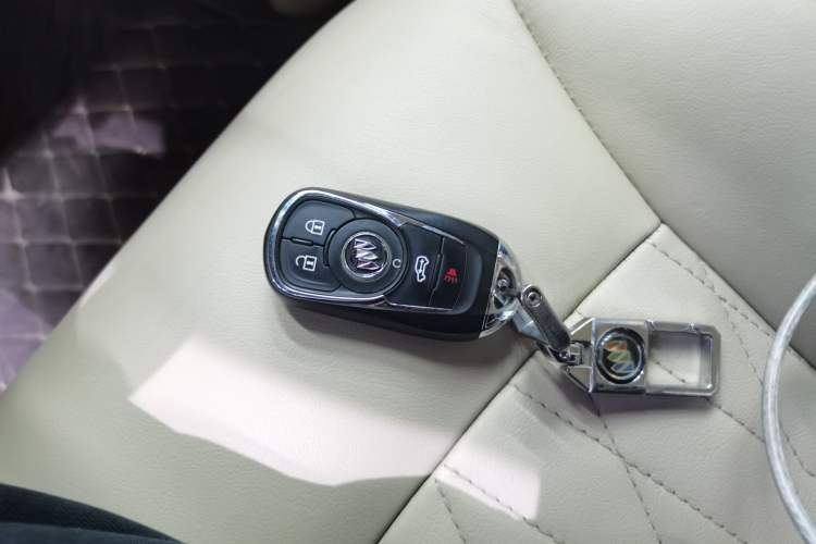 Used Buick GL8 2023 Facelifted Land Cruiser Executive Luxury Version Vehicle Key