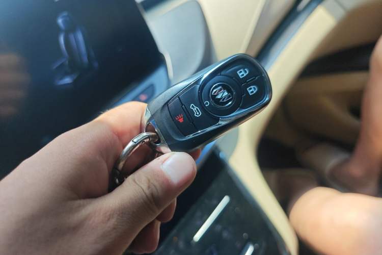 Used Buick GL8 2023 Facelifted Land Cruiser Executive Luxury Version Vehicle Key
