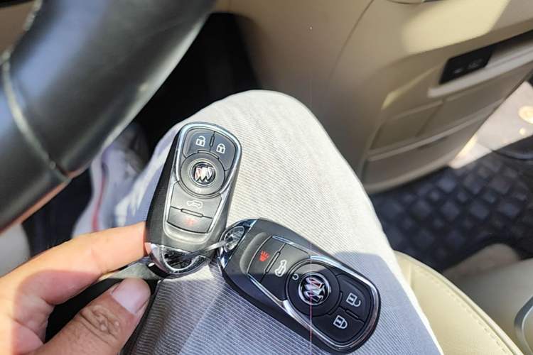 Used Buick GL8 2023 Facelifted Land Cruiser Executive Luxury Version Vehicle Key
