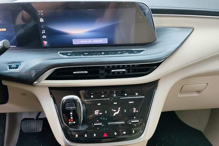 Used Buick GL8 2023 ES Lu Zun Deluxe Model Audio And AC Panel