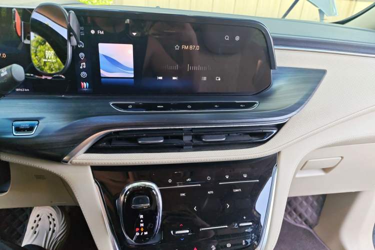 Used Buick GL8 2023 ES Lu Zun Deluxe Model Audio And AC Panel