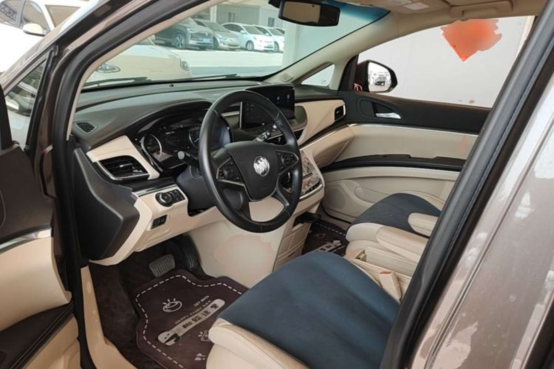 Used Buick GL8 2023 Facelifted Land Cruiser Executive Luxury Version Driver Seat