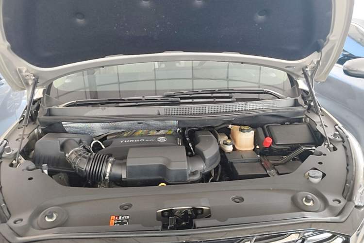 Used Buick GL8 2023 ES Lu Zun Luxury Model Engine Bay
