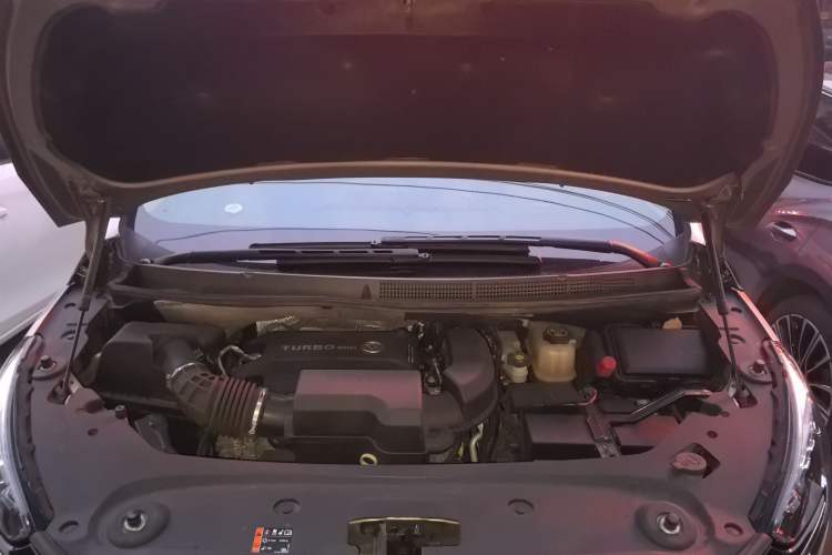 Used Buick GL8 2023 ES Lu Zun Deluxe Model Engine Bay