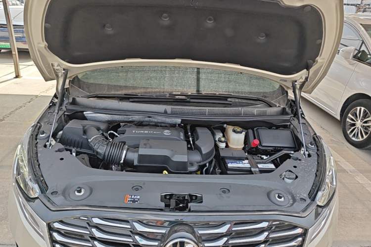 Used Buick GL8 2023 ES Lu Zun Deluxe Model Engine Bay