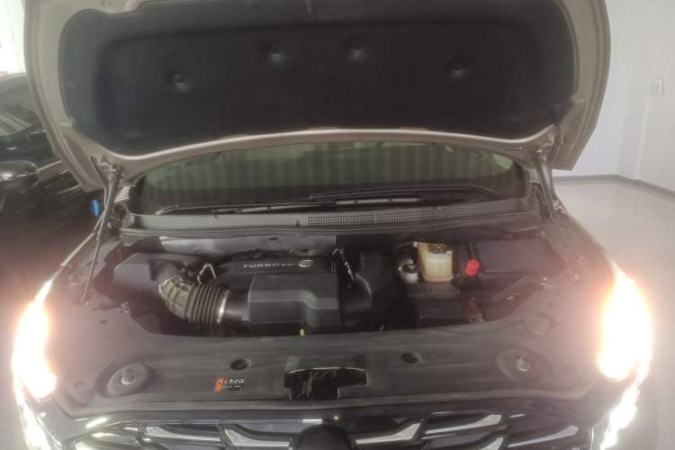 Used Buick GL8 2023 ES Lu Zun Deluxe Model Engine Bay