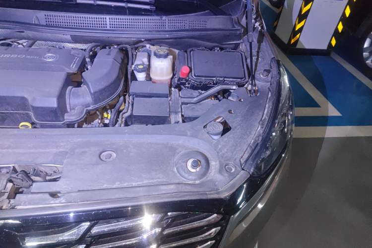 Used Buick GL8 2023 ES Lu Zun Deluxe Model Engine Bay Left