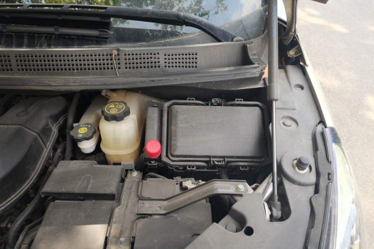 Used Buick GL8 2023 ES Lu Zun Deluxe Model Engine Bay Left