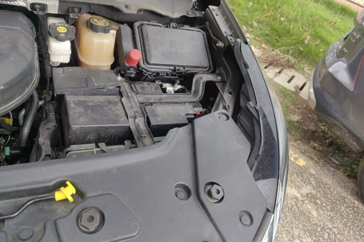 Used Buick GL8 2023 Land Executive Class Deluxe Model Engine Bay Left