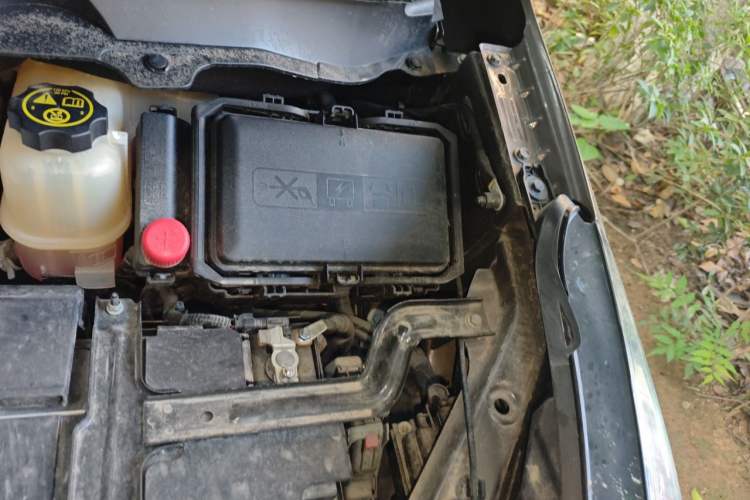Used Buick GL8 2023 Facelifted Land Cruiser Executive Luxury Version Engine Bay Left