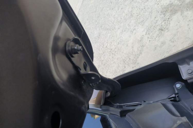 Used Buick GL8 2023 Land Executive Class Comfort Model Engine Bay Left