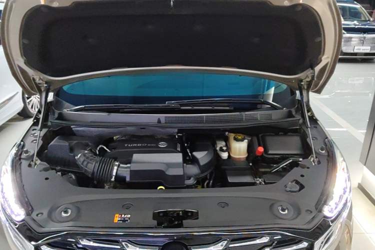 Used Buick GL8 2023 ES Lu Zun Deluxe Model Engine Bay