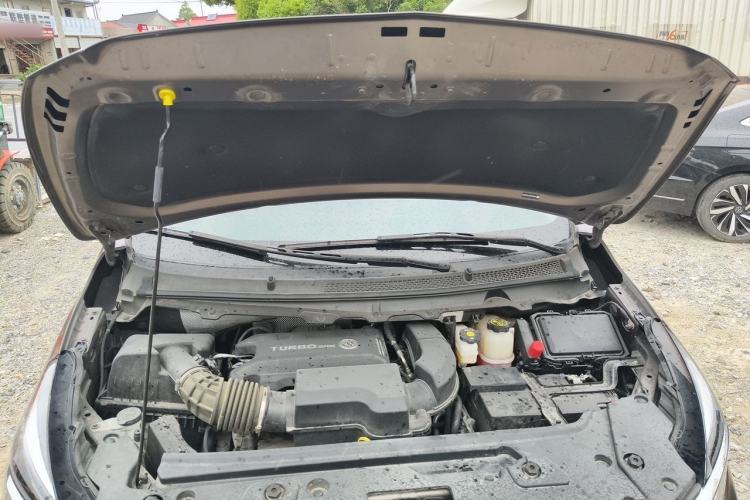 Used Buick GL8 2023 Facelifted Land Cruiser Executive Luxury Version Engine Bay