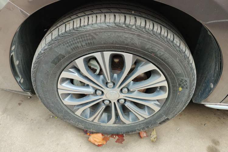 Used Buick GL8 2023 Land Executive Class Comfort Model Exterior 4