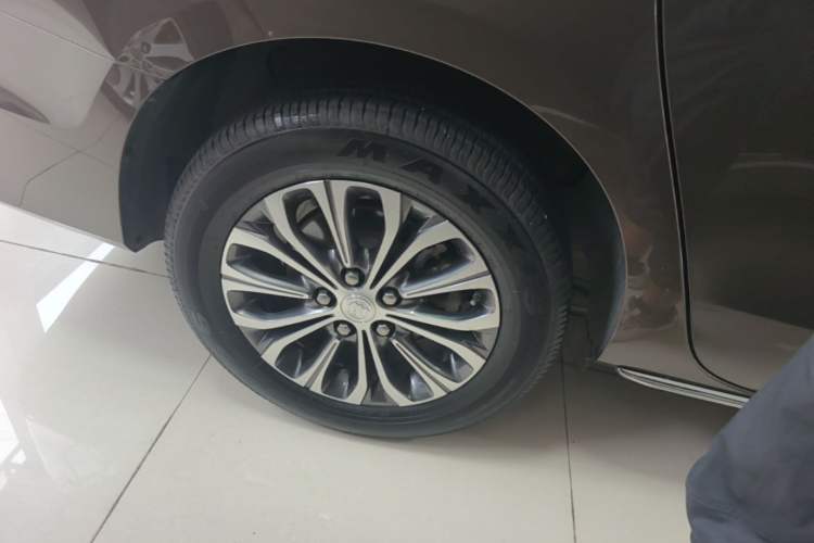 Used Buick GL8 2023 Facelifted Land Cruiser Executive Luxury Version Exterior 5