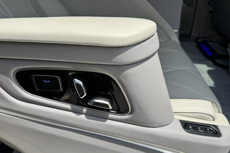 Used Buick GL8 2023 ES Lu Zun Comfort Model Interior 11