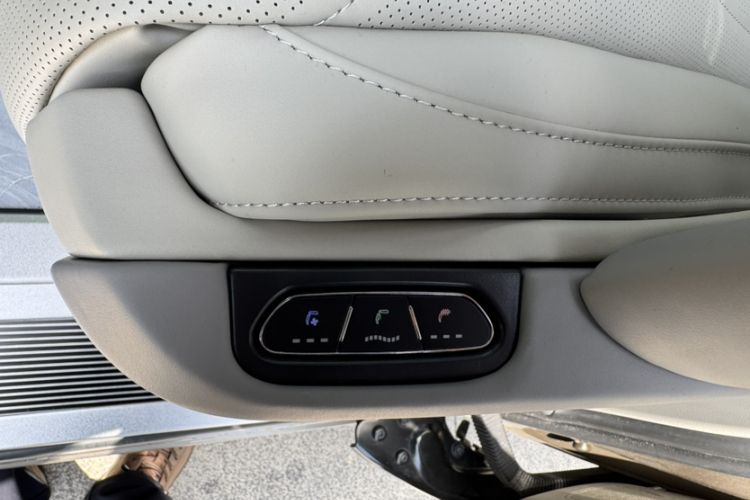 Used Buick GL8 2023 ES Lu Zun Comfort Model Interior 4
