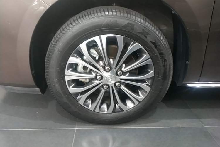 Used Buick GL8 2023 Facelifted Land Cruiser Executive Luxury Version Left Front Wheel Hub