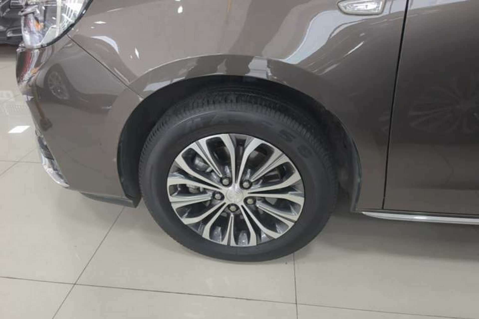 Used Buick GL8 2023 Facelifted Land Cruiser Executive Luxury Version Left Front Wheel Hub