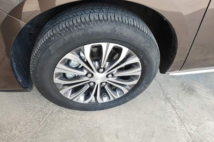 Used Buick GL8 2023 Facelifted Land Cruiser Executive Luxury Version Left Front Wheel Hub