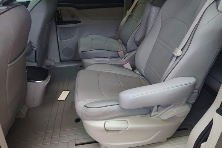 Used Buick GL8 2023 ES Lu Zun Comfort Model Left Rear Seat