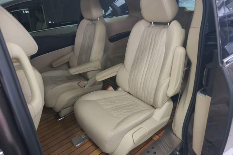Used Buick GL8 2023 Facelifted Land Cruiser Executive Luxury Version Left Rear Seat