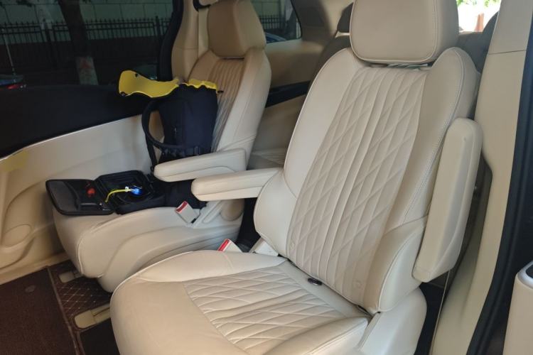 Used Buick GL8 2023 Facelifted Land Cruiser Executive Luxury Version Left Rear Seat