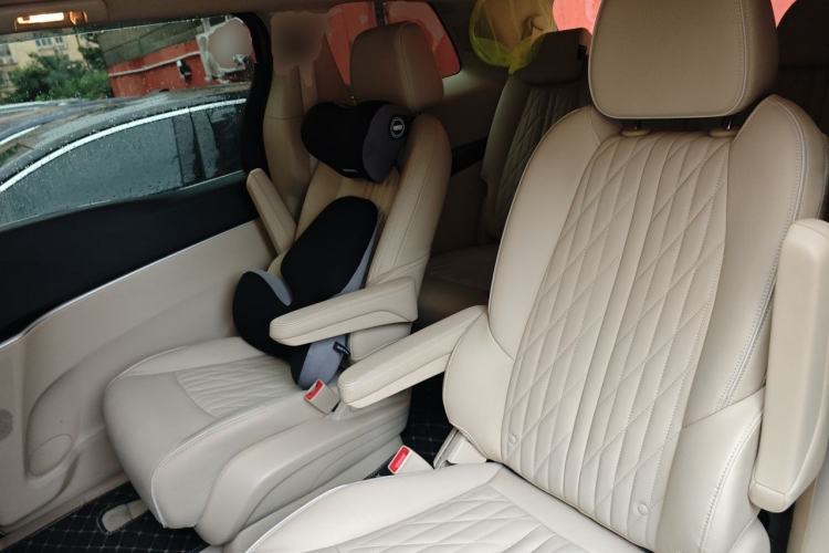 Used Buick GL8 2023 Facelifted Land Cruiser Executive Luxury Version Left Rear Seat