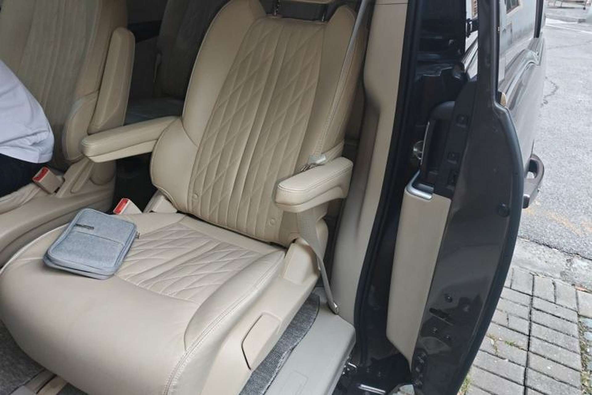 Used Buick GL8 2023 Land Executive Class Smart Enjoyment Model Left Rear Seat