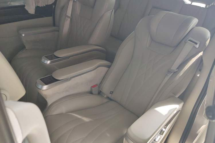 Used Buick GL8 2023 ES Lu Zun Comfort Model Left Rear Seat