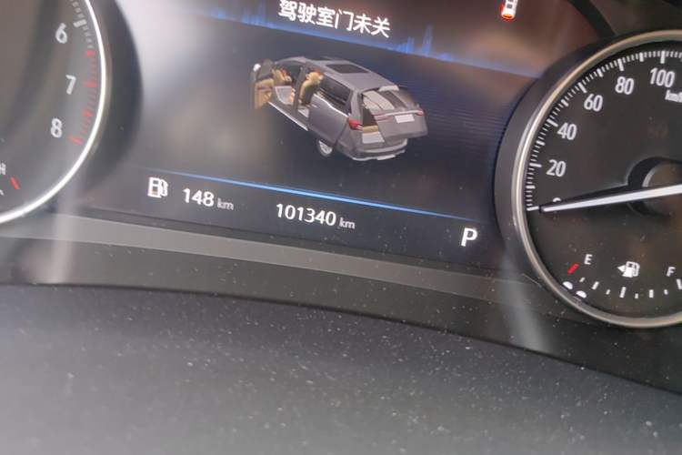 Used Buick GL8 2023 Land Executive Class Deluxe Model Odometer Close Up