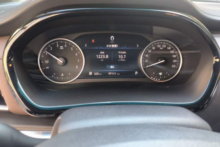 Used Buick GL8 2023 Land Executive Class Comfort Model Odometer Close Up
