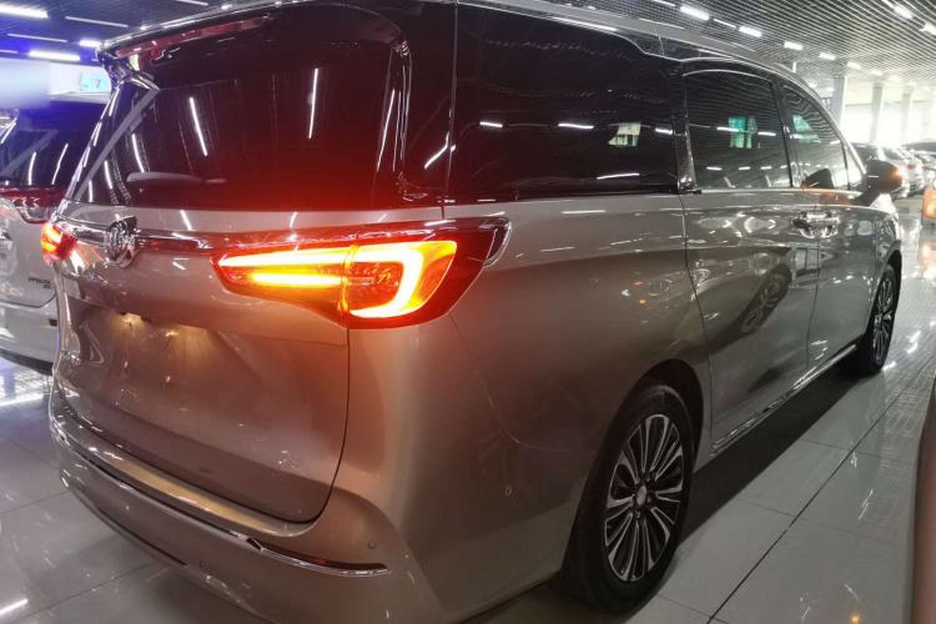 Used Buick GL8 2023 ES Lu Zun Luxury Model Rear Right 45 Deg