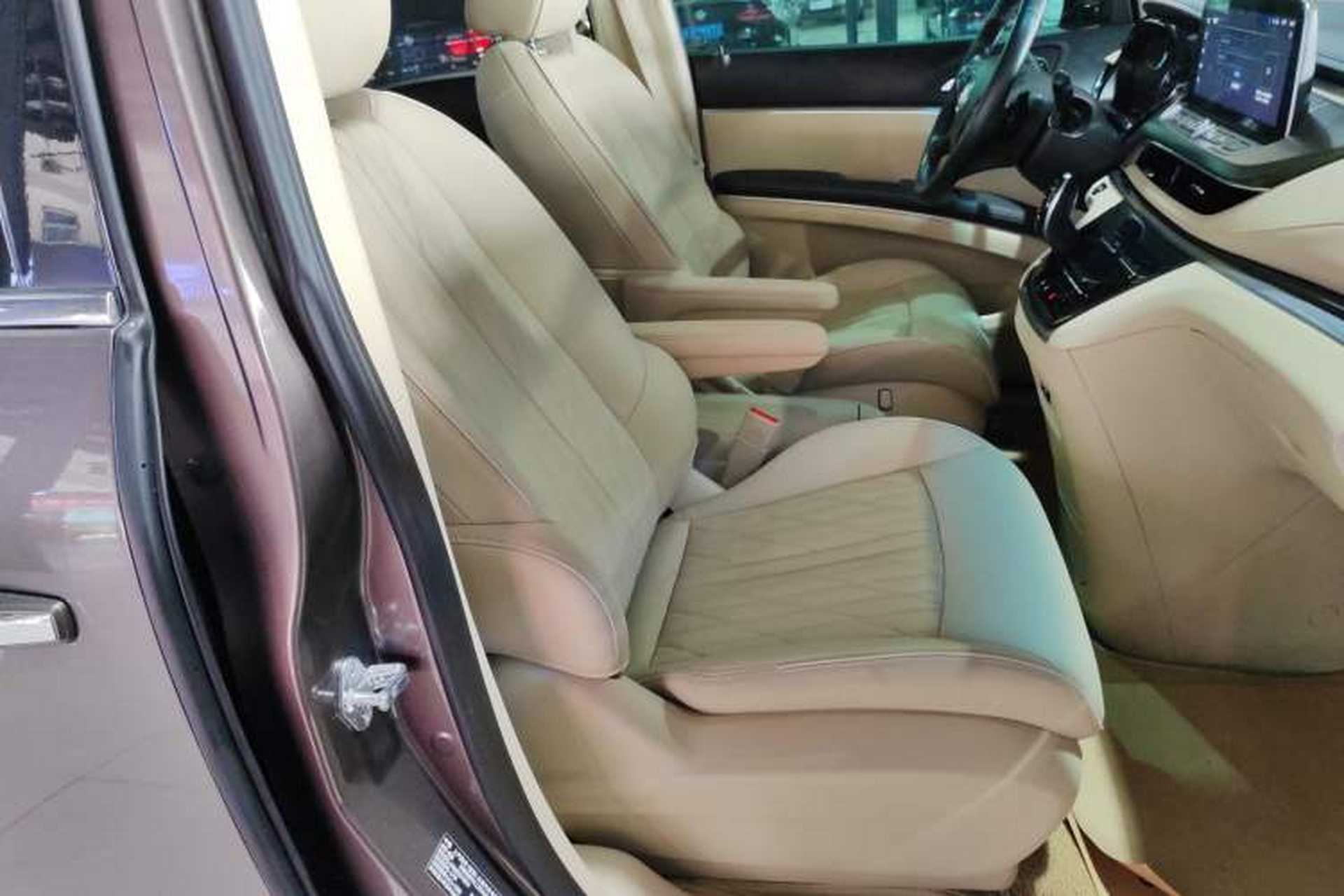 Used Buick GL8 2023 Facelifted Land Cruiser Executive Luxury Version Right Front Seat