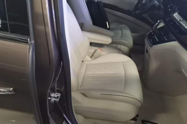 Used Buick GL8 2023 Land Executive Class 652T Luxury Model Right Front Seat