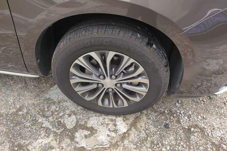 Used Buick GL8 2023 Land Executive Class Deluxe Model Right Front Wheel Hub