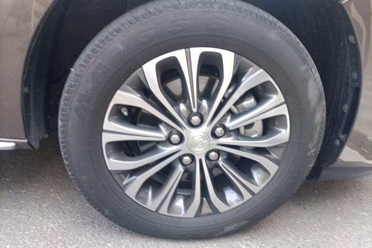 Used Buick GL8 2023 Land Executive Class 652T Luxury Model Right Front Wheel Hub