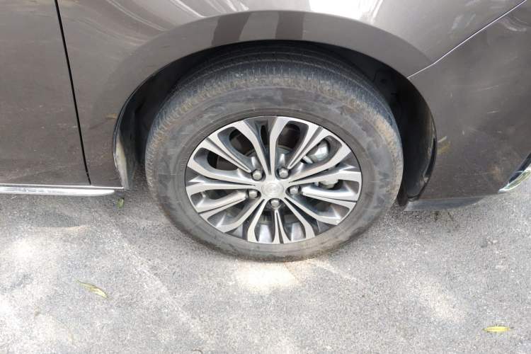 Used Buick GL8 2023 Land Executive Class Comfort Model Right Front Wheel Hub