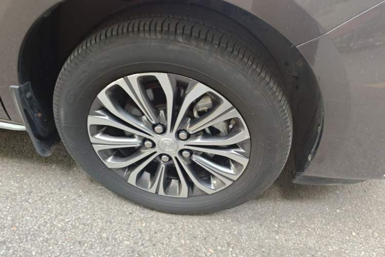 Used Buick GL8 2023 Facelifted Land Cruiser Executive Luxury Version Right Front Wheel Hub